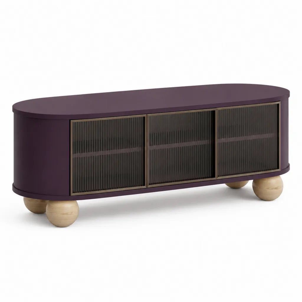 Meuble TV 140 x 40 x 55 cm en MDF violet fonce avec 3 portes en verre strie et pieds ronds en bois massif